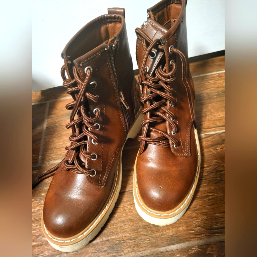 Combat boots